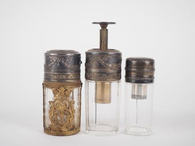 Trois différents vaporisateurs de style Louis XVI en verre o… - Photo 1