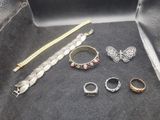 beaucoup de bagues et de bracelets différents sur la table