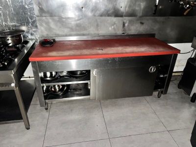 une cuisine équipée d'une cuisinière, d'une plaque de cuisson et d'un évier