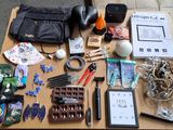 une table sur laquelle se trouvent de nombreux objets