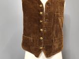 un gros plan d'un mannequin portant un gilet marron