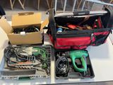 de nombreux outils dans la boîte posée sur la table