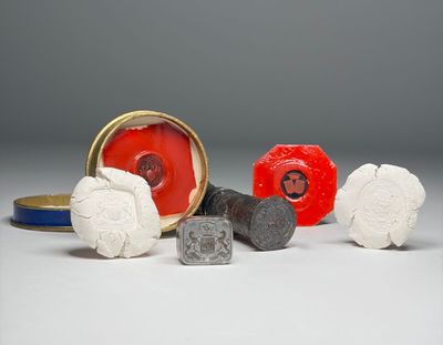 un petit groupe d'objets posés sur une table