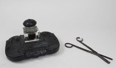 Lot comprenant : - Encrier en bois noirci Napoléon III, le r…