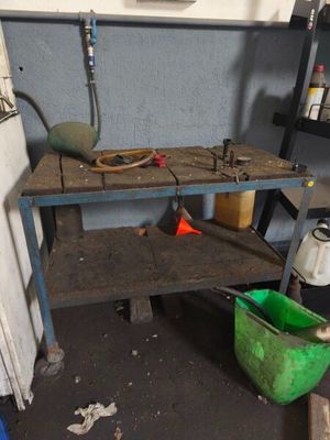 une image d'un établi avec des outils dessus