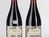 deux bouteilles de vin posées l'une à côté de l'autre sur une table