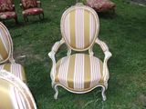 many chairs that are sitting in the grass together