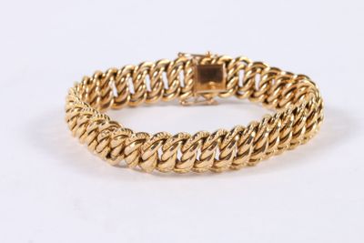 un bracelet en or avec un motif tressé