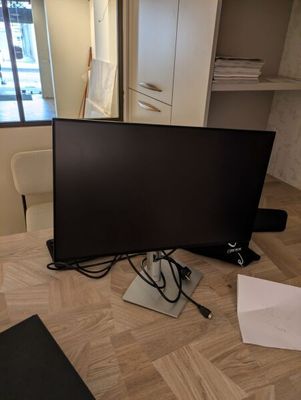 une photo d'un téléviseur à écran plat posé sur un parquet
