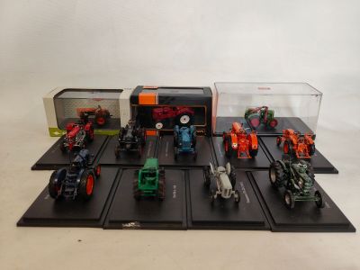 Série Kiosque : Ensemble de 12 tracteurs miniatures; Un seul…