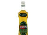 l'image d'une bouteille d'alcool posée sur une table