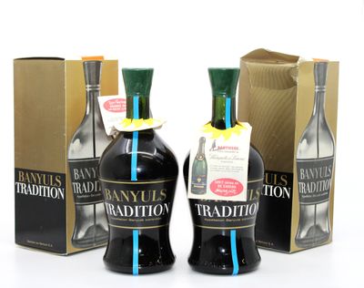 trois bouteilles de brandy sont posées les unes à côté des autres sur une surface blanche