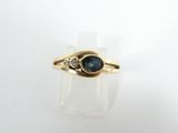Gros plan sur une bague en or ornée d'un saphir bleu et de diamants