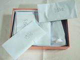 une boîte contenant tout un tas d'enveloppes blanches