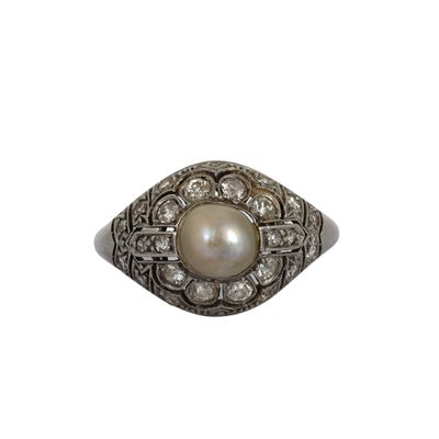 une image d'une bague en perles et diamants sur fond blanc