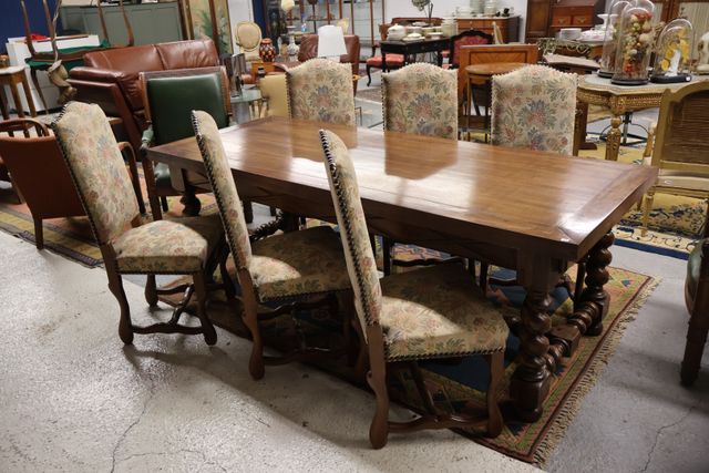Mobilier de salle à manger de style Louis XIII comprenant une tab...