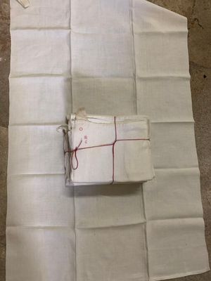 un morceau de tissu blanc orné d'une ligne rouge