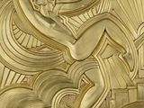 une sculpture en or accrochée au mur d'un immeuble