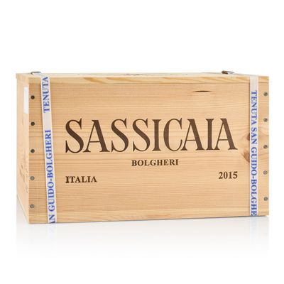 La boîte en bois contient une bouteille de sassicia.
