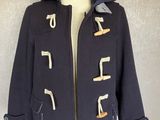 un gros plan sur un manteau posé sur un mannequin, un mannequin, un mannequin, un mannequin, un mannequin, un mannequin, un mannequin, un mannequin