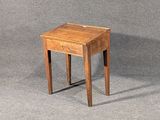 une petite table en bois surmontée d'un tiroir