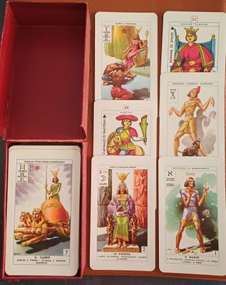 une boîte rouge contenant quatre cartes et une boîte rouge contenant quatre cartes