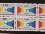 quatre timbres sur lesquels figurent l'Union européenne et ses symboles