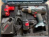 une boîte contenant des outils posée sur le sol