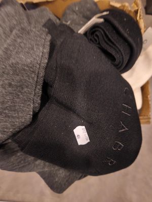 Plusieurs paires de chaussettes sont empilées les unes sur les autres dans une boîte