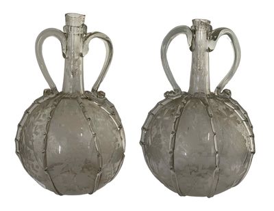 deux vases en verre placés l'un à côté de l'autre
