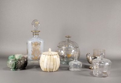 un grand nombre d'objets en verre posés sur une table