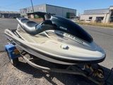 un jet-ski blanc et noir garé sur une remorque