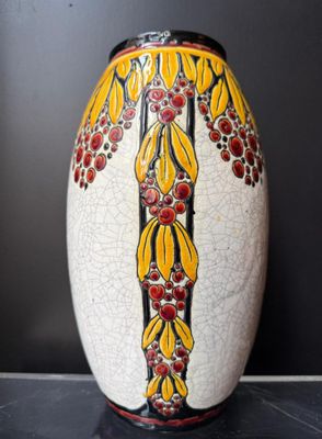 un vase orné d'un motif posé sur une table