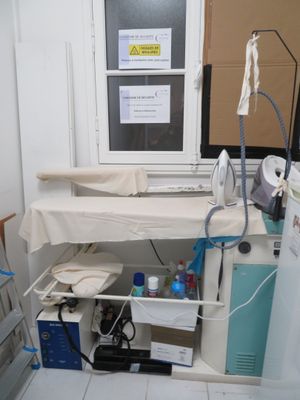 une photo d'une chambre d'hôpital avec un lit et une fenêtre