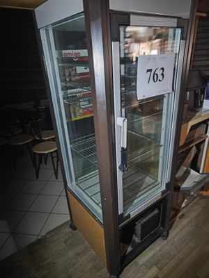 une photo d'un réfrigérateur sur lequel est apposée une étiquette de prix