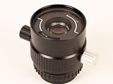 gros plan d'un objectif d'appareil photo sur une surface blanche