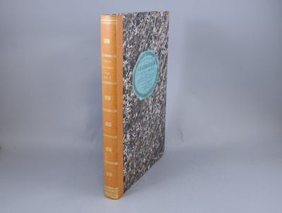 un livre posé sur une table
