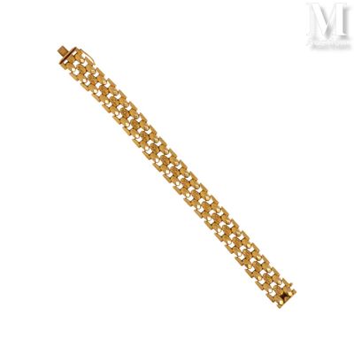 un bracelet en or jaune 18 carats avec un fermoir serti de diamants