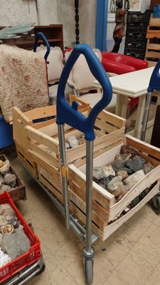 une charrette remplie de pierres