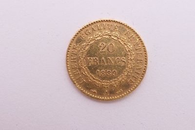 une image d'une pièce d'or sur une surface blanche