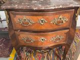 une petite commode en bois avec un plateau en marbre