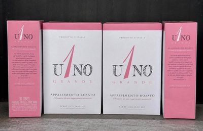 trois produits de beauté Uno empilés les uns sur les autres sur une table
