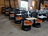 de nombreuses chaises et tables dans un entrepôt rempli de cartons