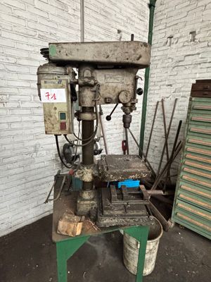 une machine posée devant un mur de briques
