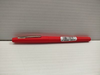 le stylo rouge est posé sur une boîte blanche