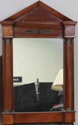 un miroir posé sur une table