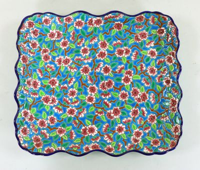 une assiette bleue et rouge ornée d'un motif floral