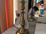 une lampe posée sur une table, avec un miroir en arrière-plan