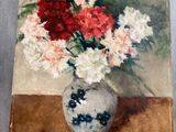 une peinture de fleurs dans un vase sur une table