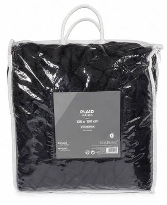 un gros plan sur un sac de litière noire sur fond blanc